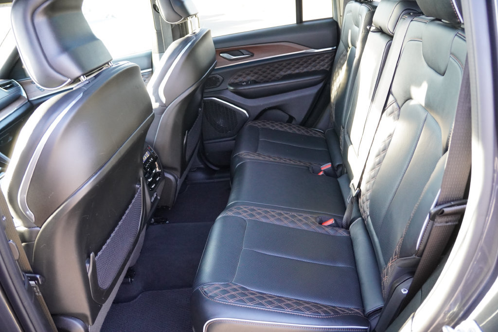 Used 2025 Jeep Grand Cherokee Summit w/ Obsidian Package AWD/4WD image 18