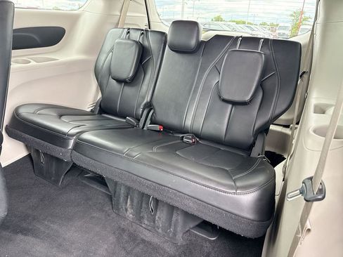 Used 2024 Chrysler Pacifica Limited FWD image 24
