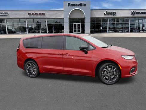 New 2026 Chrysler Pacifica Select image 2