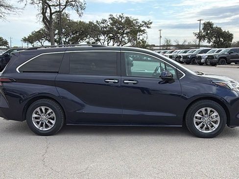 Certified 2025 Toyota Sienna XLE image 7