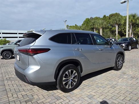 Used 2023 Toyota Highlander XLE image 11