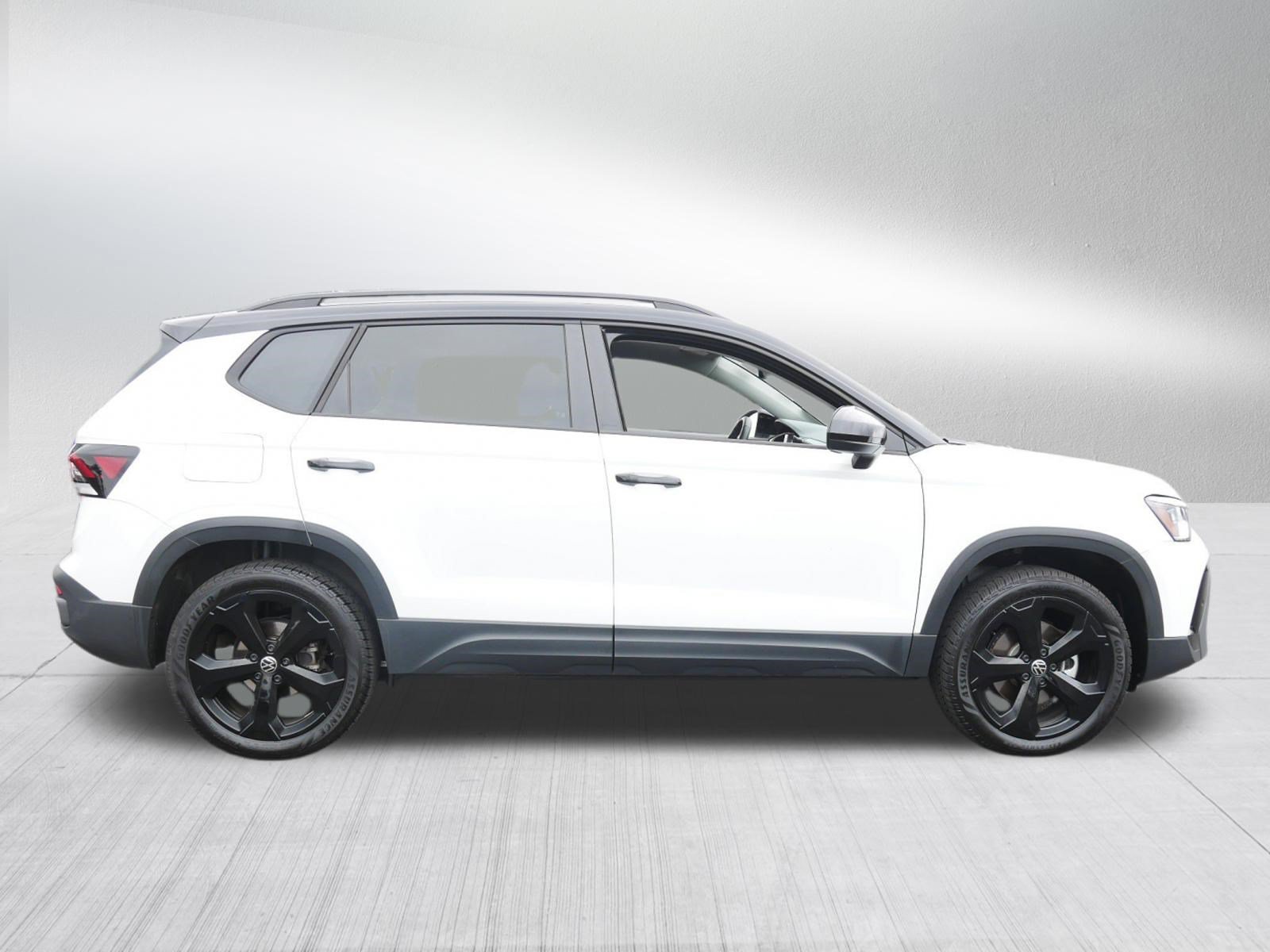 Used 2025 Volkswagen Taos SE AWD/4WD image 8