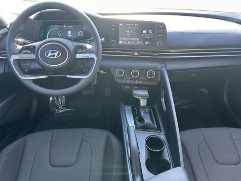 Used 2025 Hyundai Elantra SE image 23