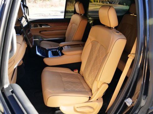 Used 2022 Jeep Grand Wagoneer Series III w/ Rear Seat Video Group 1 image 30