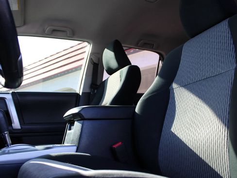 Used 2017 Toyota 4Runner SR5 AWD/4WD image 5
