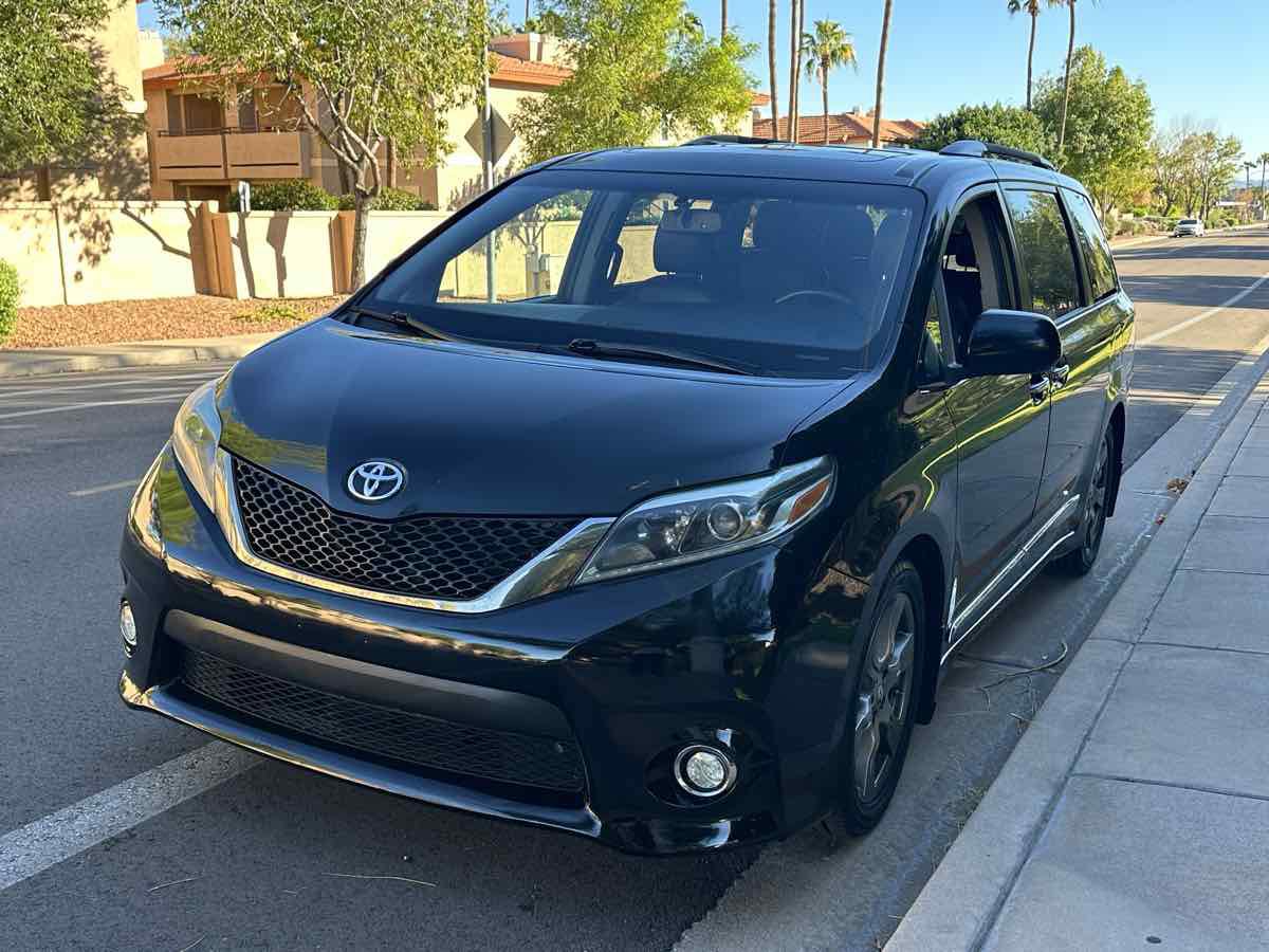 Used 2017 Toyota Sienna SE w/ SE Preferred Package FWD image 4