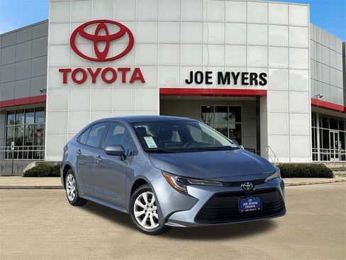 Used 2025 Toyota Corolla LE image 2