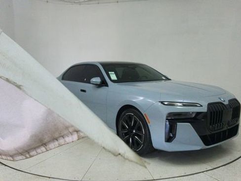 Used 2024 BMW 740i xDrive w/ Premium Package image 70