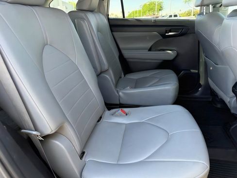 Used 2021 Toyota Highlander XLE AWD/4WD image 29