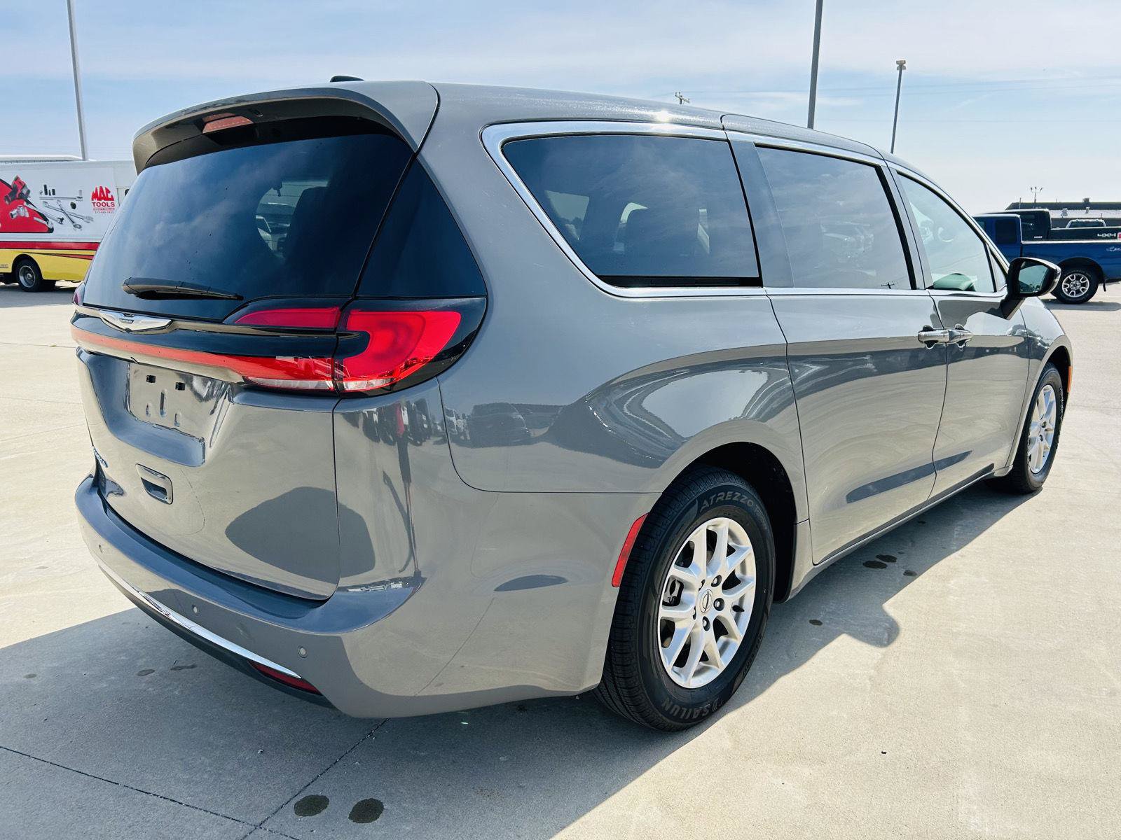 Used 2023 Chrysler Pacifica Touring-L FWD image 38