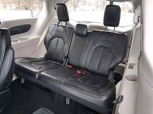 Used 2024 Chrysler Pacifica Touring-L image 25