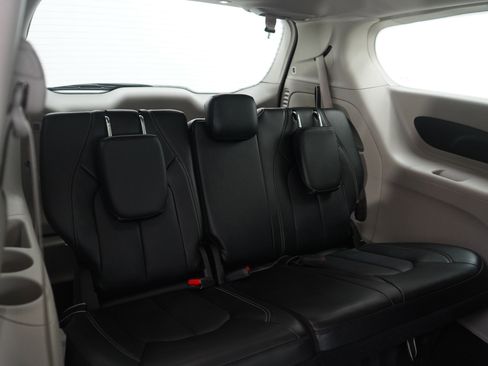 Used 2024 Chrysler Pacifica Touring-L image 12