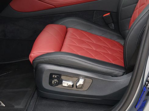 Used 2025 BMW X6 xDrive40i w/ Executive Package image 16