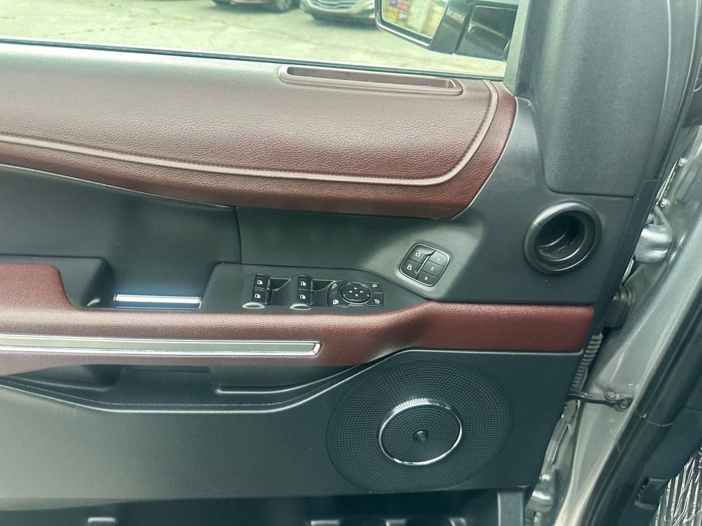 Used 2022 Ford Expedition Limited RWD image 12