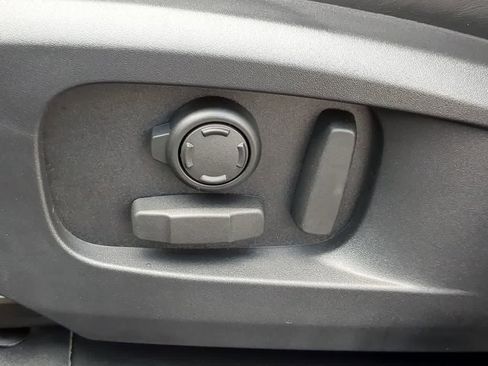 Used 2025 Land Rover Defender 110 S image 18