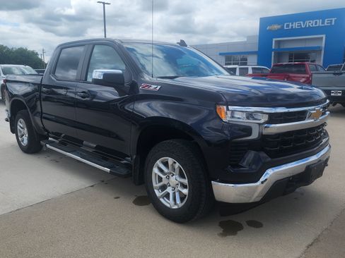 Used 2023 Chevrolet Silverado 1500 LT w/ Z71 Off-Road Package AWD/4WD image 3