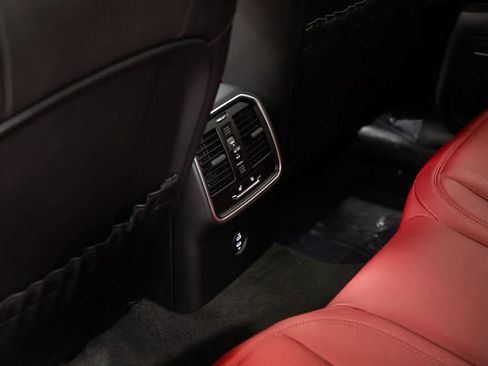 Certified 2025 Porsche Macan image 27