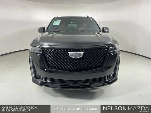 Used 2024 Cadillac Escalade ESV Sport w/ LPO, ONYX Package AWD/4WD image 2