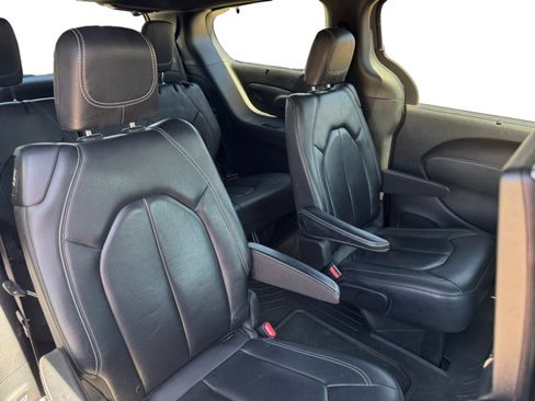 Used 2020 Chrysler Pacifica Touring-L Plus w/ Advanced Safetytec Group FWD image 18