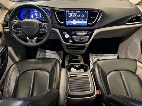 Used 2023 Chrysler Pacifica Touring-L FWD image 9