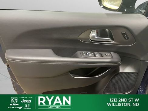 Used 2025 Chrysler Pacifica Select AWD/4WD image 16