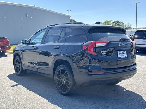 Used 2024 GMC Terrain SLE w/ Driver Convenience Package image 8