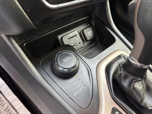 Used 2018 Jeep Cherokee Latitude w/ Cold Weather Group image 24