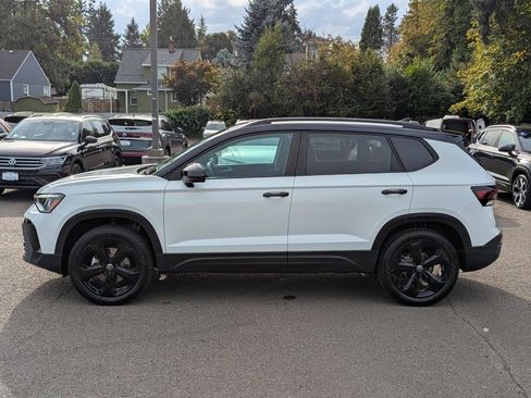 Used 2025 Volkswagen Taos SE image 2