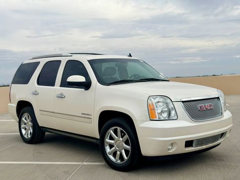 Used 2011 GMC Yukon Denali RWD image 2