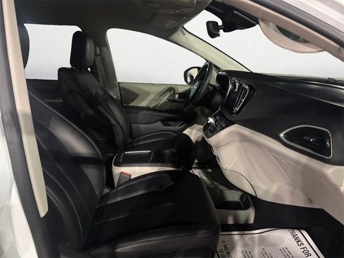 Used 2024 Chrysler Pacifica Touring-L image 15