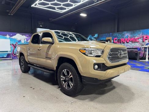 Used 2017 Toyota Tacoma TRD Sport AWD/4WD image 8