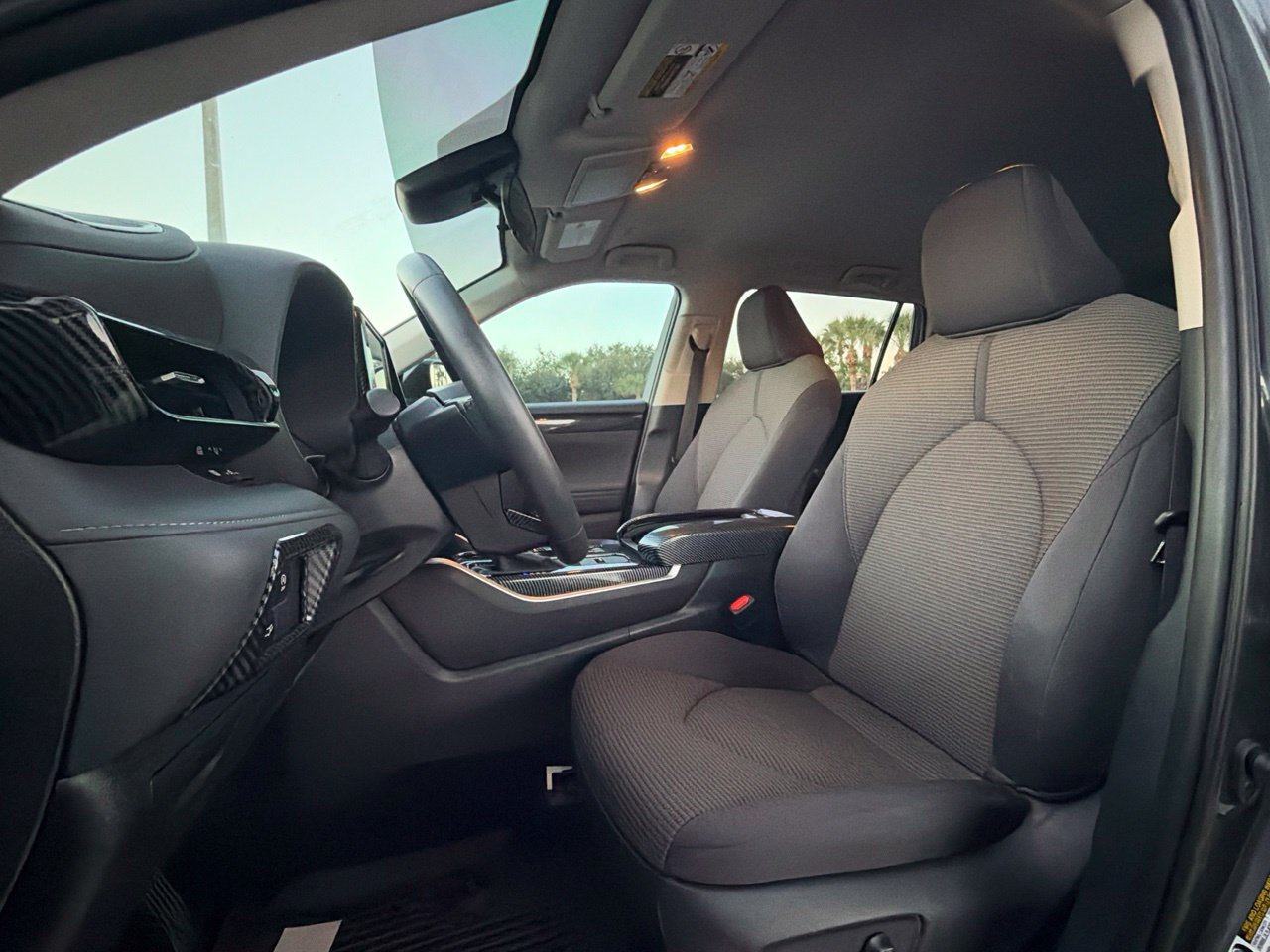 Used 2025 Toyota Highlander LE FWD image 6