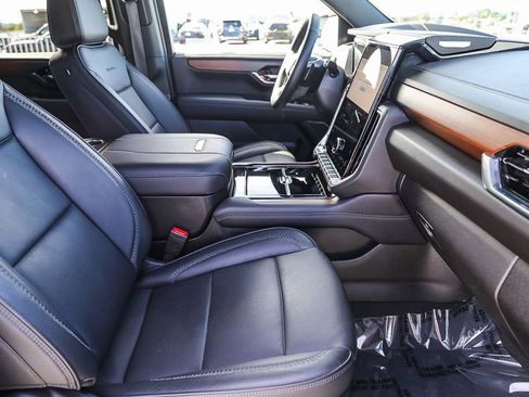 Used 2025 GMC Yukon XL Denali image 17