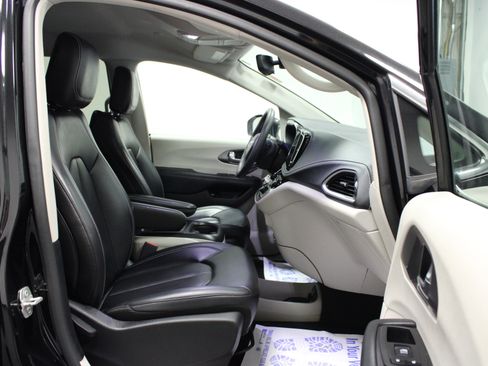 Used 2023 Chrysler Pacifica Touring-L FWD image 17