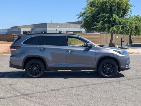 Used 2019 Toyota Highlander SE FWD image 2