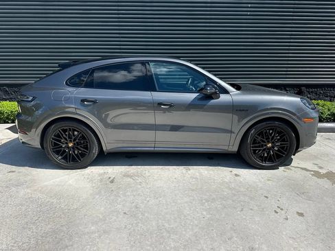 Certified 2024 Porsche Cayenne Coupe AWD/4WD image 11