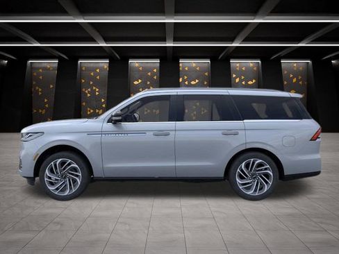 New 2026 Lincoln Navigator Reserve image 3