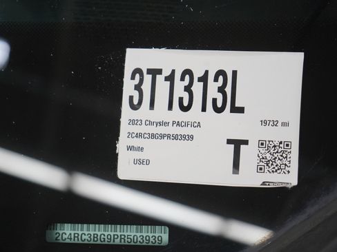 Used 2023 Chrysler Pacifica Touring-L w/ S Appearance Package image 29