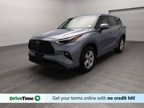 Used 2022 Toyota Highlander LE FWD image 1