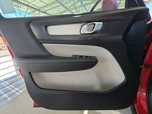 Used 2019 Volvo XC40 T4 Momentum FWD image 23