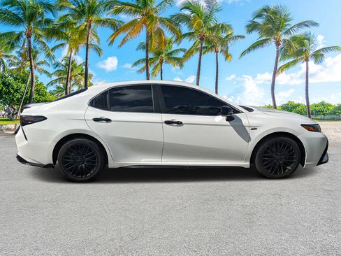 Used 2022 Toyota Camry SE image 2