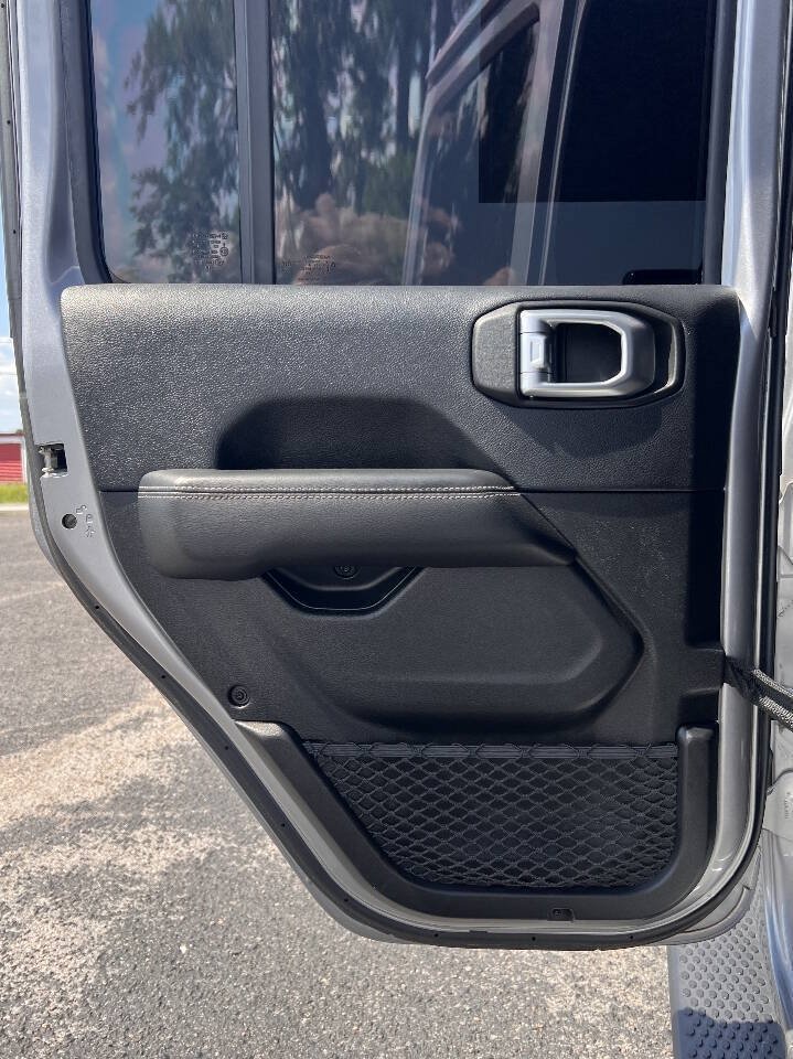 Used 2018 Jeep Wrangler Unlimited Sahara AWD/4WD image 14