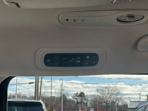 Used 2021 Chrysler Pacifica Touring image 14