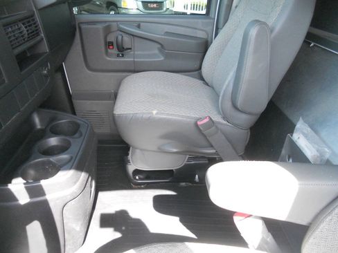 Used 2013 Chevrolet Express 2500 RWD image 18