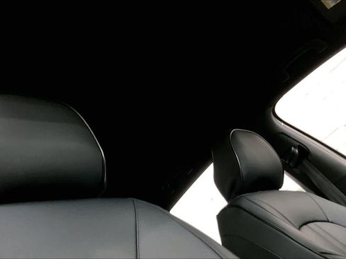 Used 2017 Volkswagen Golf R 4-Door image 24