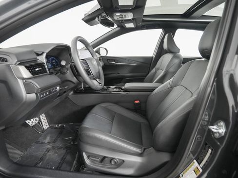 Used 2025 Toyota Camry XSE FWD image 9