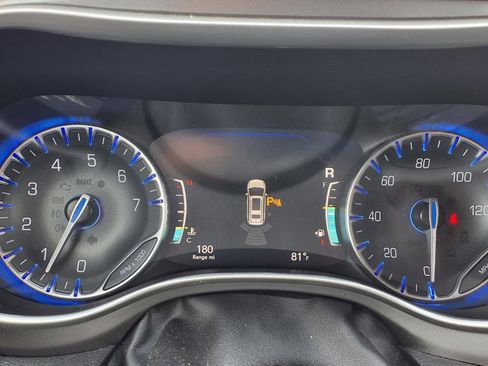 Used 2023 Chrysler Pacifica Touring-L image 13