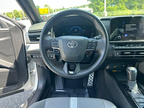 Used 2025 Toyota Camry SE w/ Convenience Package FWD image 14