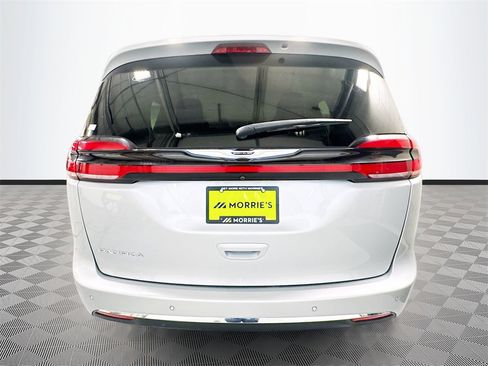 Used 2024 Chrysler Pacifica Touring-L image 32