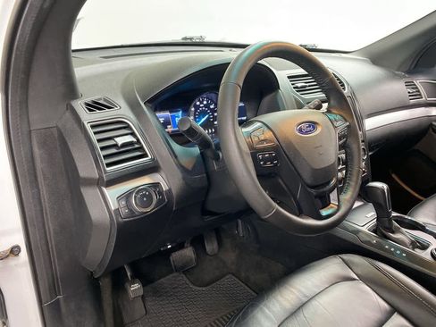 Used 2016 Ford Explorer XLT w/ Equipment Group 202A image 2